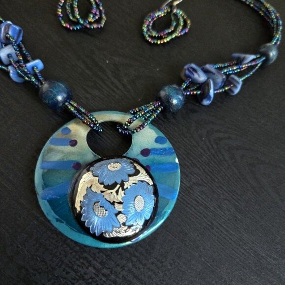 Beautiful shell and beaded necklace and earrings set - Picture 2 of 2